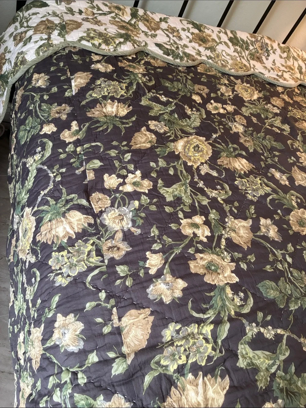 Reversible Scalloped Floral Comforter by April Cornell Size Full/Queen